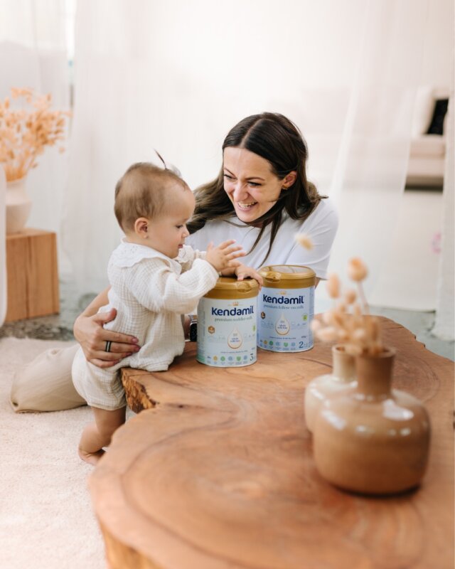 🍼ONE WIEDZĄ, CO DLA NICH NAJLEPSZE🍼

Dla naszych pociech chcemy tylko tego, co najlepsze – dlatego przy opracowywaniu składu nie idziemy na żadne kompromisy. Sercem naszej receptury jest pełnotłuste mleko, które stanowi część zbilansowanej formuły stworzonej z myślą o naturalnym rozwoju Twojego maluszka.

A co najlepsze? Nasz skład nie zawiera oleju palmowego, GMO**, tranu ani soi – dlatego jest tak bezkompromisowy jak Twoje rodzicielstwo.

#Kendamil #DlaNajukochańszych #kendamilpl #mleko #pełnotłustemleko #niemowlę #moniemowlę #dlaniemowląt #niemowlaki #dlamaluszka

Ważna informacja: Karmienie piersią jest najlepszym sposobem żywienia niemowląt. Żywność dla niemowląt powinna być stosowana wyłącznie na zalecenie lekarza. Sposób użycia i inne informacje znajdują się na opakowaniu. Środek spożywczy specjalnego przeznaczenia żywieniowego.
*HMO (3´GL), **zgodnie z przepisami – jak każda żywność dla niemowląt.